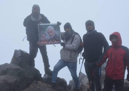صعود کوهنوردان شهرقدس به قله کرکس نطنز/ صعودی که تقدیم به سردار دل‌ها شد