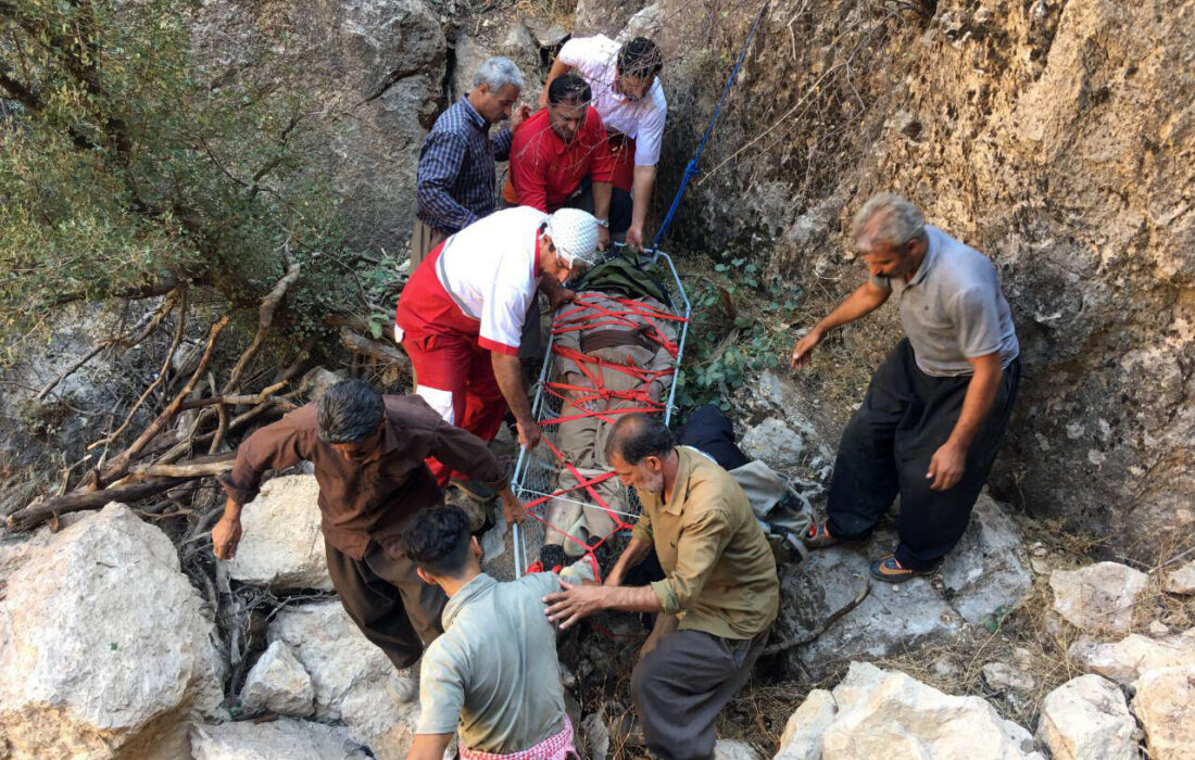 نجات کوهنورد ۳۹ ساله از ارتفاعات نزدیک پالایشگاه اصفهان