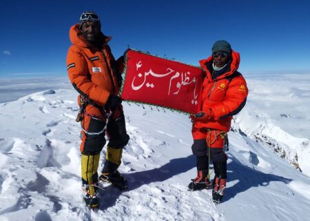 کوهنورد پاکستان پرچم «یا حسین» را در دومین قله بلند جهان نصب کرد