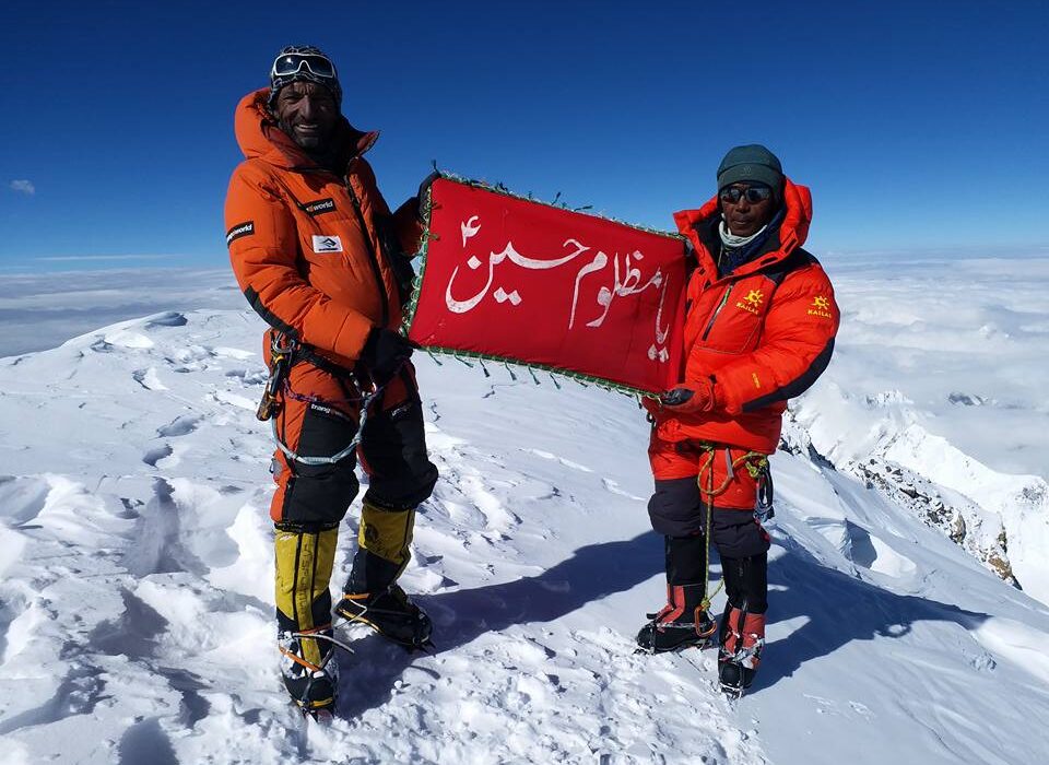 کوهنورد پاکستان پرچم «یا حسین» را در دومین قله بلند جهان نصب کرد