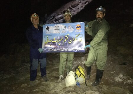 پاکسازی و نصب تابلو در غارنمکدان ۳N توسط تیم غارنوردی هیأت کوهنوردی و صعودهای ورزشی منطقه آزاد قشم