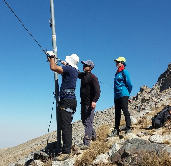 آماده سازی مسیر صعود زمستانی به قله زیبای کلاغ لانه