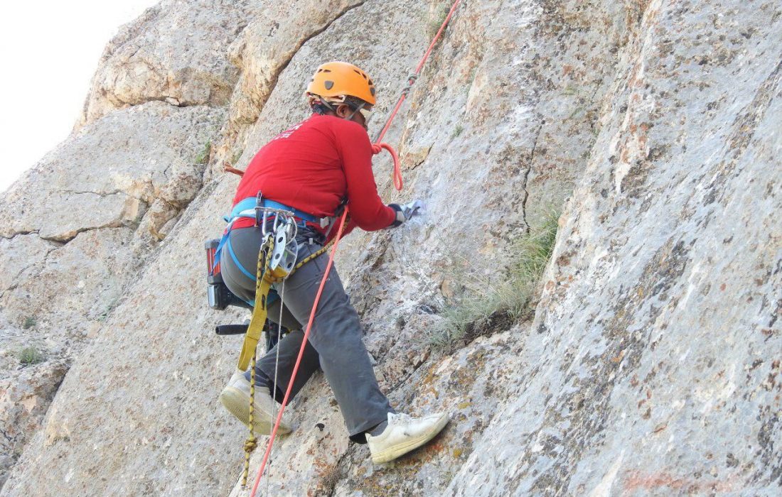 آموزش تکنیک کمربند (Abseiling) در صخره نوردی