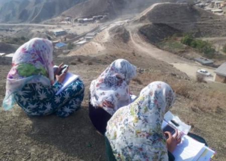 دردهایی که مخاطب ندارند/ دخترانی که برای تحصیل در سرما و بارش باران کوهنوردی می کنند