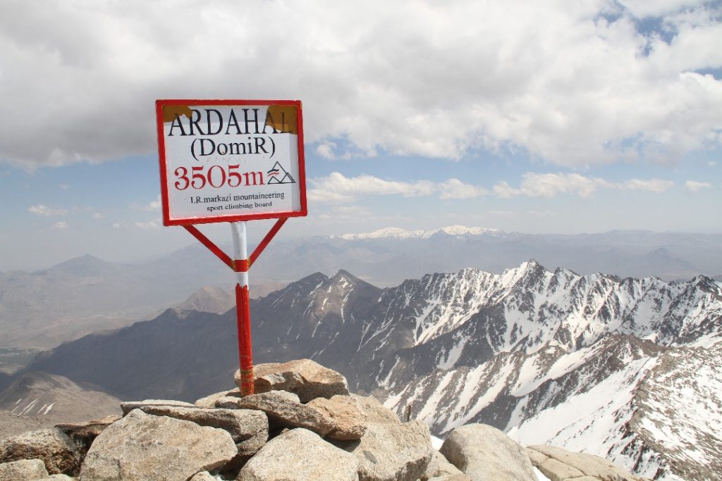 گزارش صعود به قله ۳۵۵۰ متری دومیر