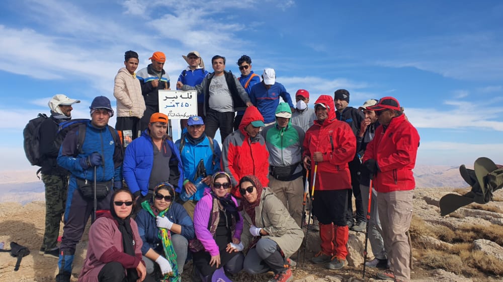 صعود کوهنوردان باشگاه یاران کوهستان به قله ۳۴۵۰ متری نیر