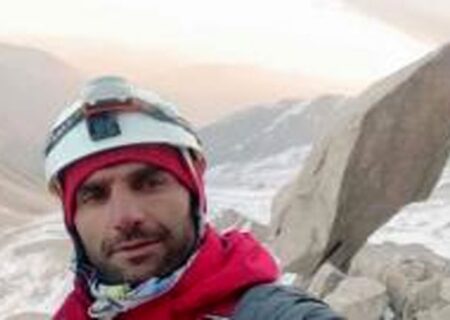 کوهنورد مشکین شهری به قله علم کوه صعود کرد/آمادگی برای صعود به هیمالیا