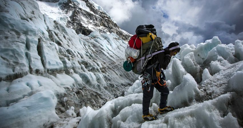 کوهنوردی مهم‌ترین شغل و منبع اصلی درآمد شرپاهای نپالی