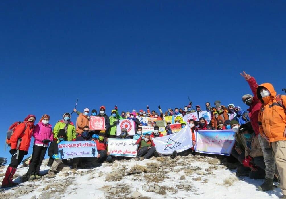 نصب تابلو قله کان صیفی با مشارکت هیاتها و باشگاههای کوهنوردی استان ایلام