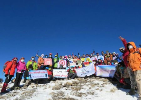 نصب تابلو قله کان صیفی با مشارکت هیاتها و باشگاههای کوهنوردی استان ایلام