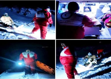 نجات ۴ فرد گرفتار شده در ارتفاعات کوهستانی و برفی شهرستان بوئین زهرا