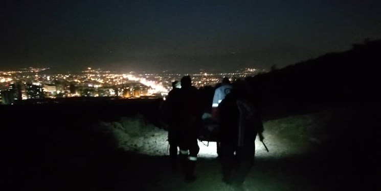 نجات کوهنورد ٣۵ ساله در ارتفاعات کوه دراک توسط نجاتگران پایگاه دراک