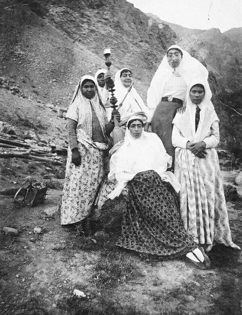 کوهنوردی عجیب زنان قاجار با قلیان / عکس
