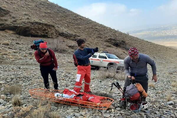 نجات کوهنورد مصدوم از قله «کوه سرده» در ملایر