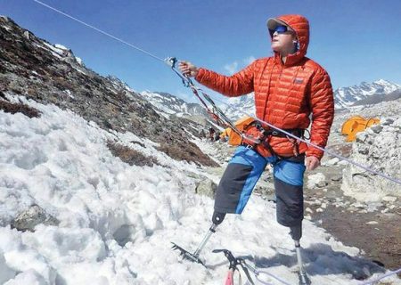 صعود کوهنورد ۶۹ ساله چینی به اورست