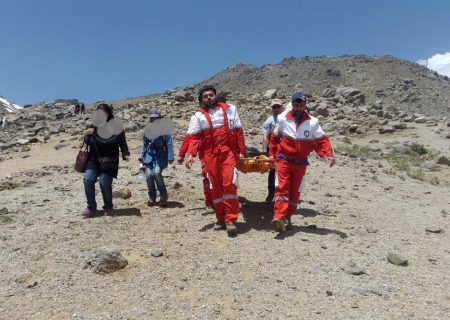 امداد رسانی عوامل هلال احمر شمیرانات به کوهنورد ۴۱ ساله در ارتفاعات دربند