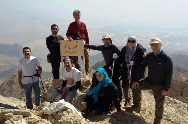 کوهنوران وزارت جهاد کشاورزی به قله پراو کرمانشاه صعود کردند