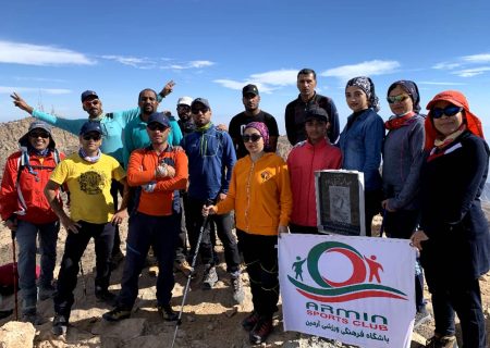 صعود کوهنوردان باشگاه آرمین بندرعباس به قله نصیری