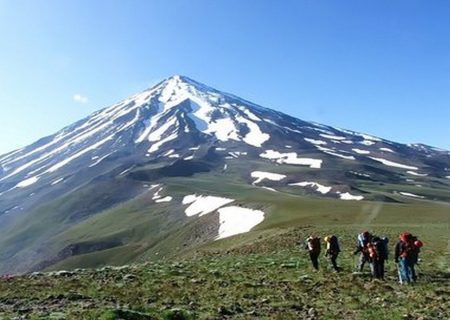 کوهنوردان نیشابوری بر فراز خط الراس قله دماوند