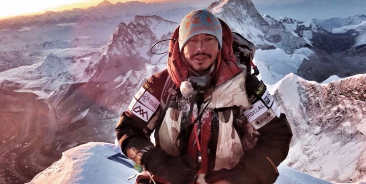 تصویری از کوهنورد مشهور بر فراز قله K2