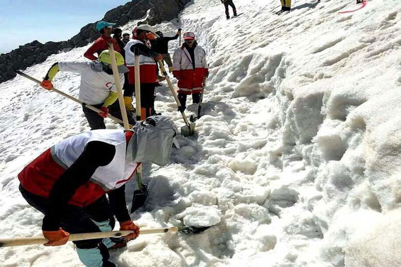 جمعه سیاه کوهنوردی جنازه‌ای با کفش های کتانی در برف ۲ متری