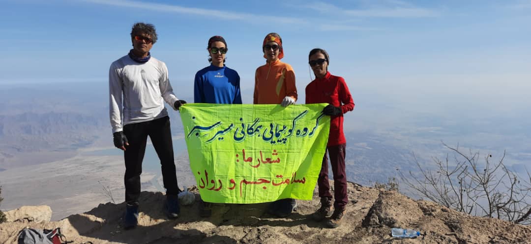 صعود کوهنوردان گروه کوهپیمایی مسیر سبز بندرعباس به قله کوه نیان