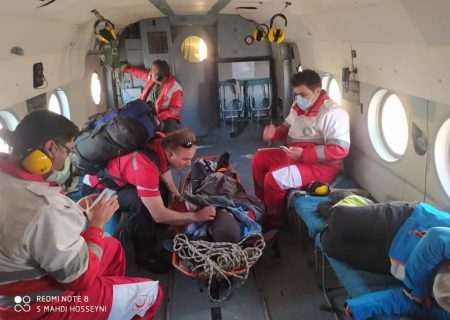 نجات ۲ زن و مرد در ارتفاعات شیرپلای تهران با بالگرد هلال احمر