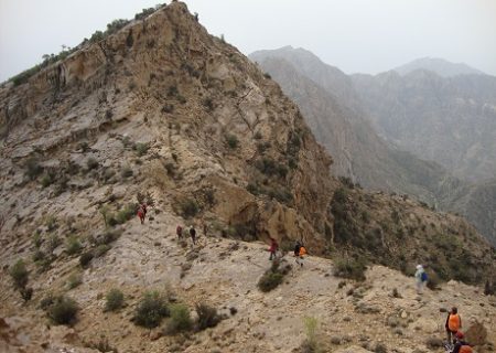 صعود تیم حامیان کهگیلویه و بویراحمد به قله بیرمی بلندترین قله استان بوشهر