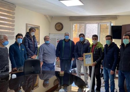 اهدای لوح تقدیر توسط باشگاه کوهنوردان تهران به کوهنوردان امداد گر اهار