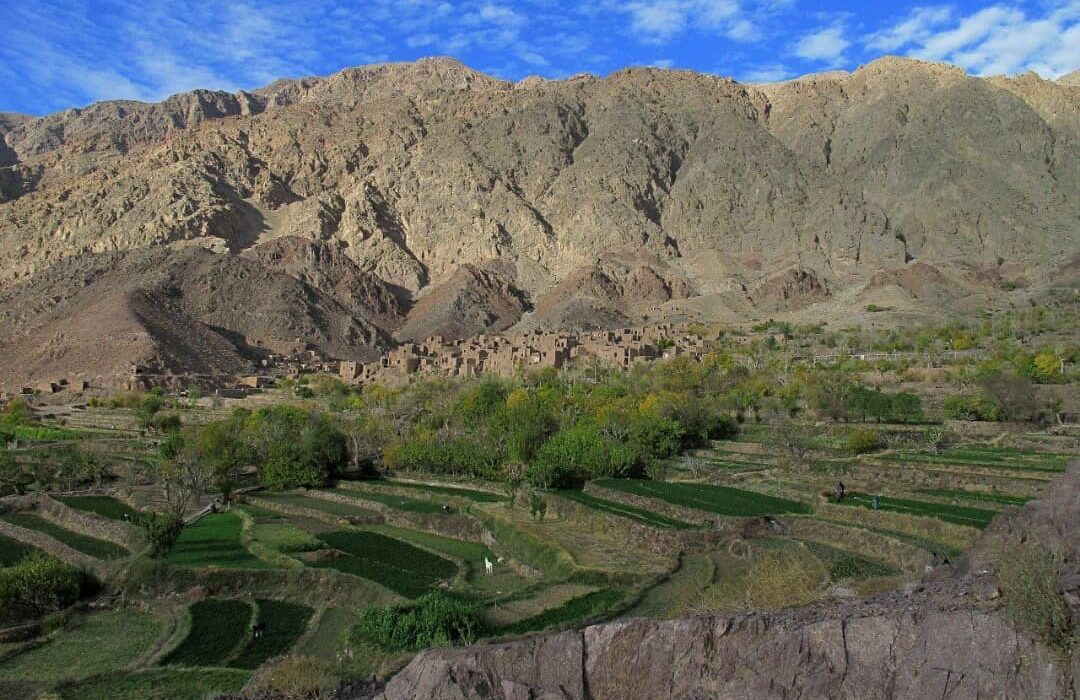کوه زیبای اسفندیار در روستای اسفندیار طبس بهشت گم شده ی کویر ایران 