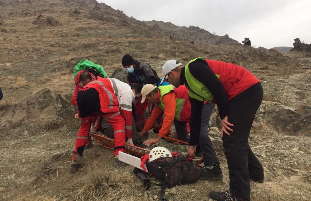 سقوط یک خانم میانسال در مسیر نرمال قله بیجی کوه کرج