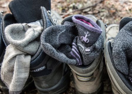 استفاده از جوراب‌های یک‌لایه یا چندلایه در کوهنوردی
