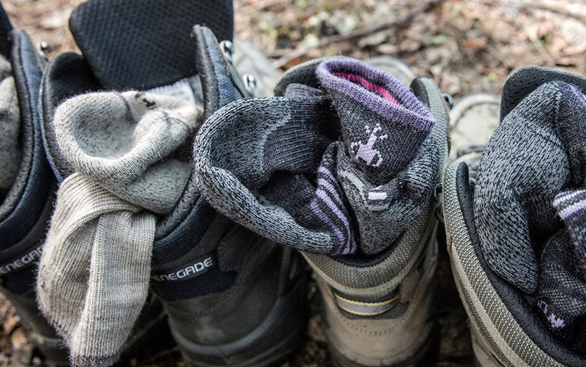 استفاده از جوراب‌های یک‌لایه یا چندلایه در کوهنوردی