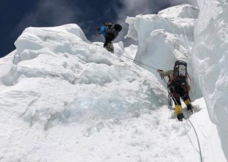 دو کوهنورد گرفتار در ارتفاعات البرز نجات یافتند/جست‌وجو برای یافتن سه نفر دیگر ادامه دارد