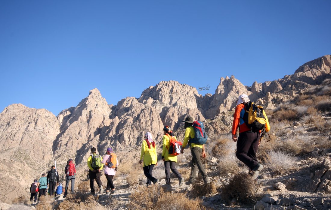 صعود سراسری کوهنوردان استان هرمزگان به قله نصیری کوه گنو
