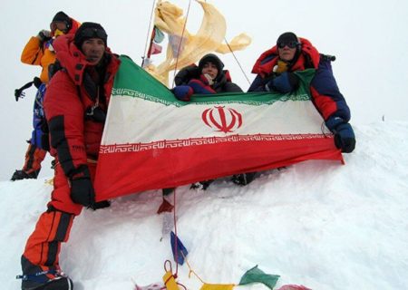 پرچم پر افتخار جمهوری اسلامی ایران بر فراز دماوند به اهتزاز در می آید