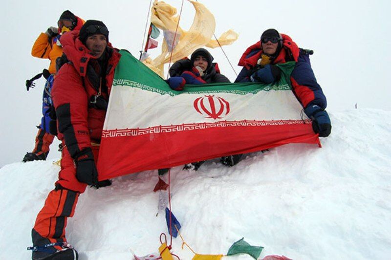 پرچم پر افتخار جمهوری اسلامی ایران بر فراز دماوند به اهتزاز در می آید