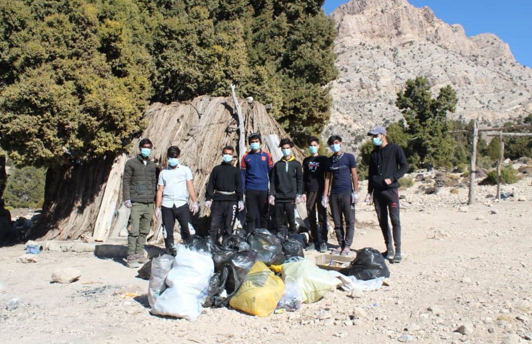 جمع آوری زباله های اطراف محل شب مانی و مسیر صعود به قله تشگر هرمزگان به همت راهنمای طرح سیمرغ مستقر در کوهستان هماگ انجام شد