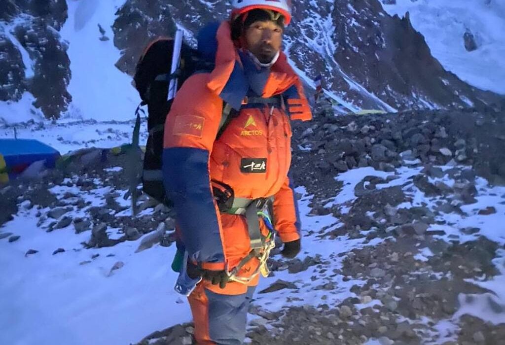 «پاسانگ نورو شرپا» به قصد صعود یک‌روزه راهی قله کی۲ شد