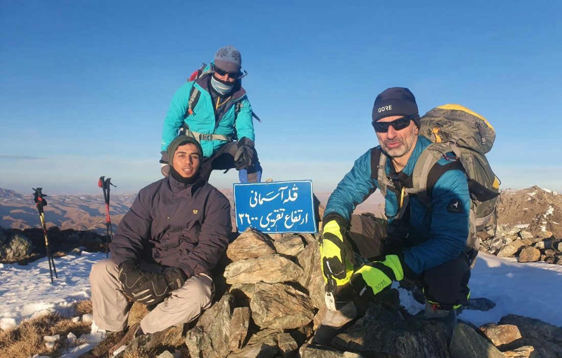 نصب اولین تابلوی شناسایی و ارتفاع قله در افغانستان