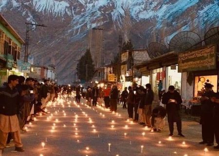 روشن کردن شمع‌ در خیابان‌های اسکاردو ‌به یاد «محمدعلی صدپارا»