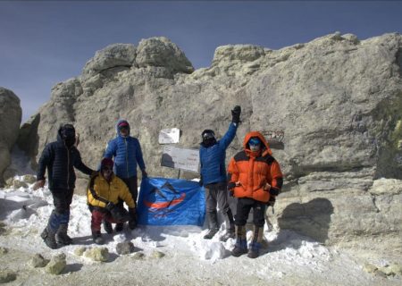 صعودمشترک تیم باشگاه کانون کوه و دالاهو به قله دماوند