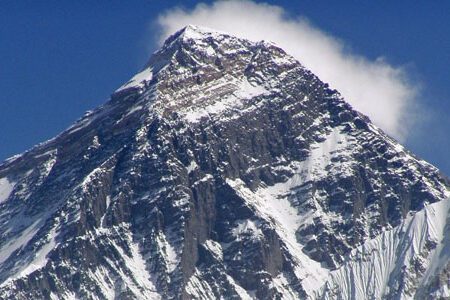 کوهنوردان هندی مدعی صعود به اورست از کوهنوردی در نپال محروم شدند