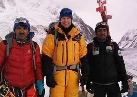 پیاده روی ۳۰ کیلومتری برای ادای احترام به کوهنورد فقید و مسلمانِ پاکستانی