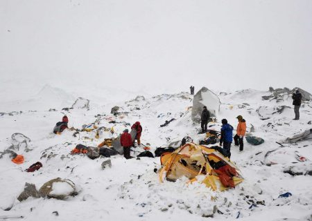 عبور از منطقه بهمن‌خیز در کوهستان