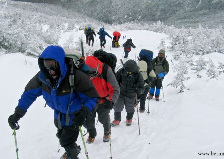 چرا کوهنوردان در برف و سرمای زمستان هم کوهنوردی می‌کنند؟
