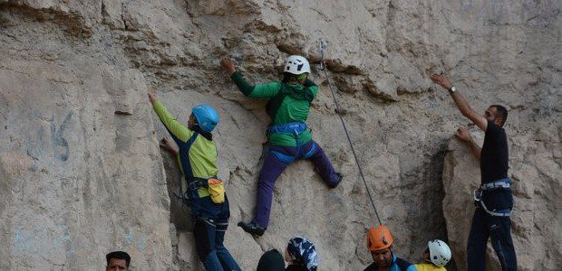 سنگنوردی بانوان از کوه سفید اصفهان به سالن ورزشی محدود شد