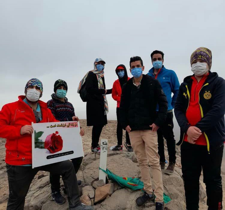 صعود کارکنان بهداشت و درمان بادرود به کوه حل آباد