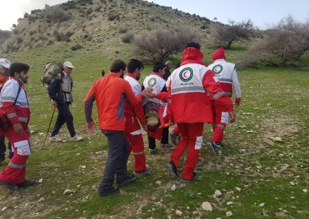 نجات مرد ۶۰ ساله در ارتفاعات منطقه هفت آسیاب شهرستان دره شهر