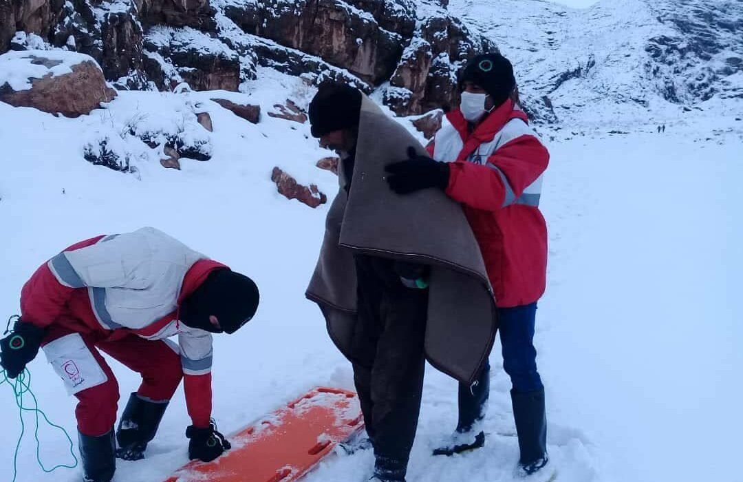 نجات یک سرمازده در ارتفاعات آلبلاغ اسفراین